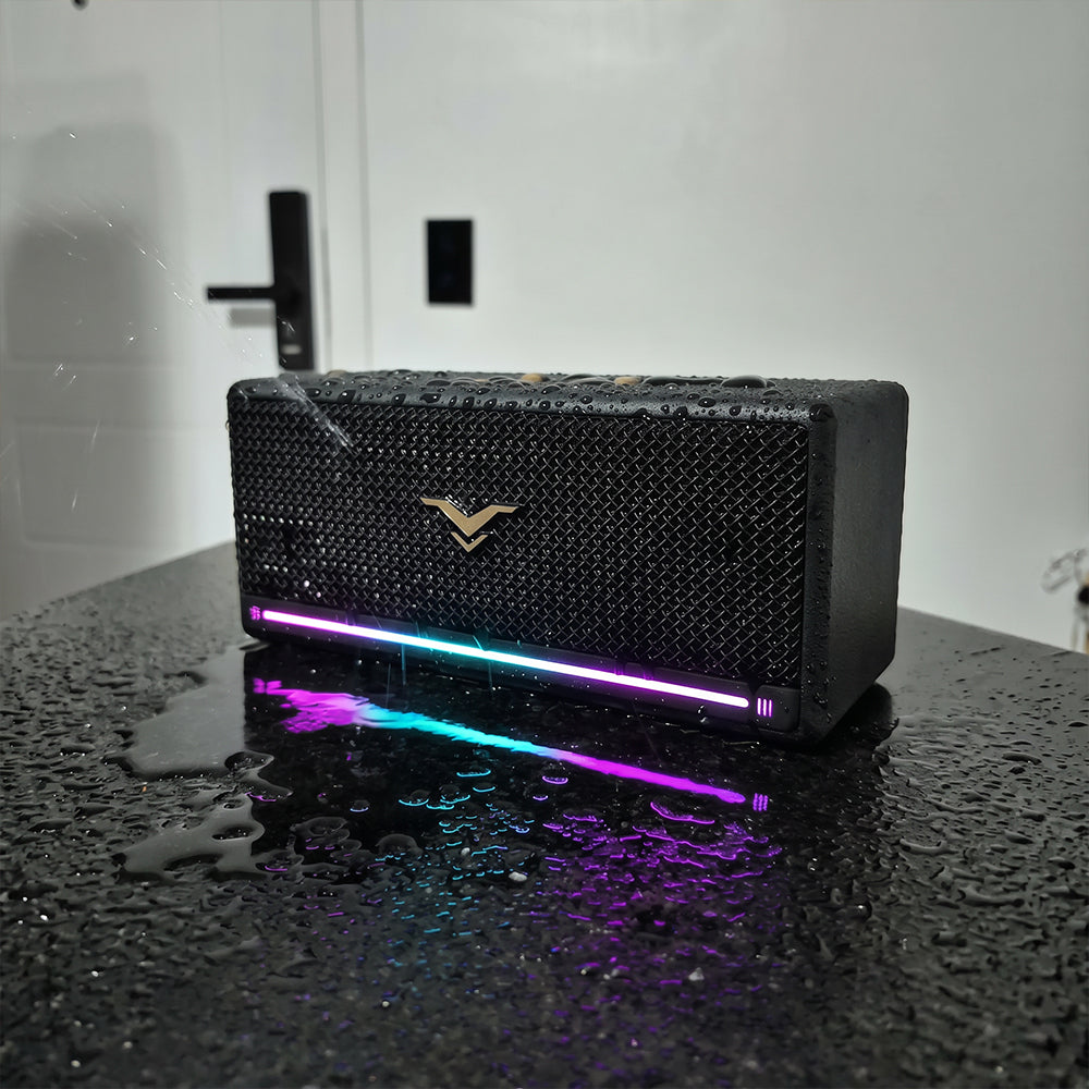 Cliente compartilhando sua caixa de som Bluetooth à prova d’água GoFreeMax