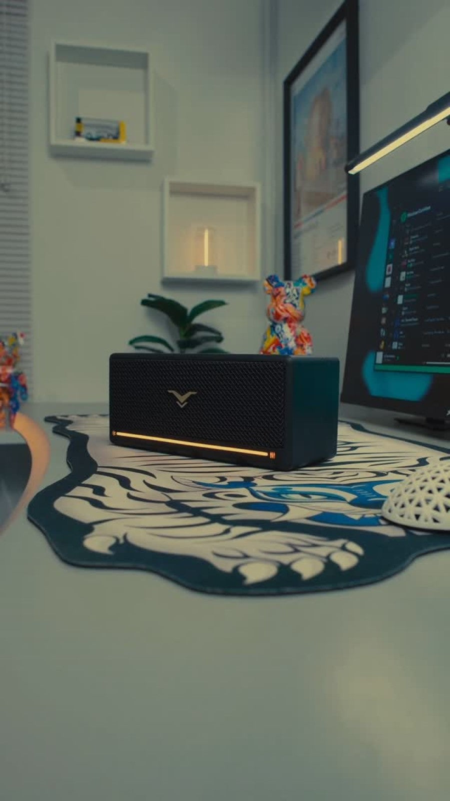 Influenciador brasileiro avaliando a caixa de som Bluetooth GoFreeMax.