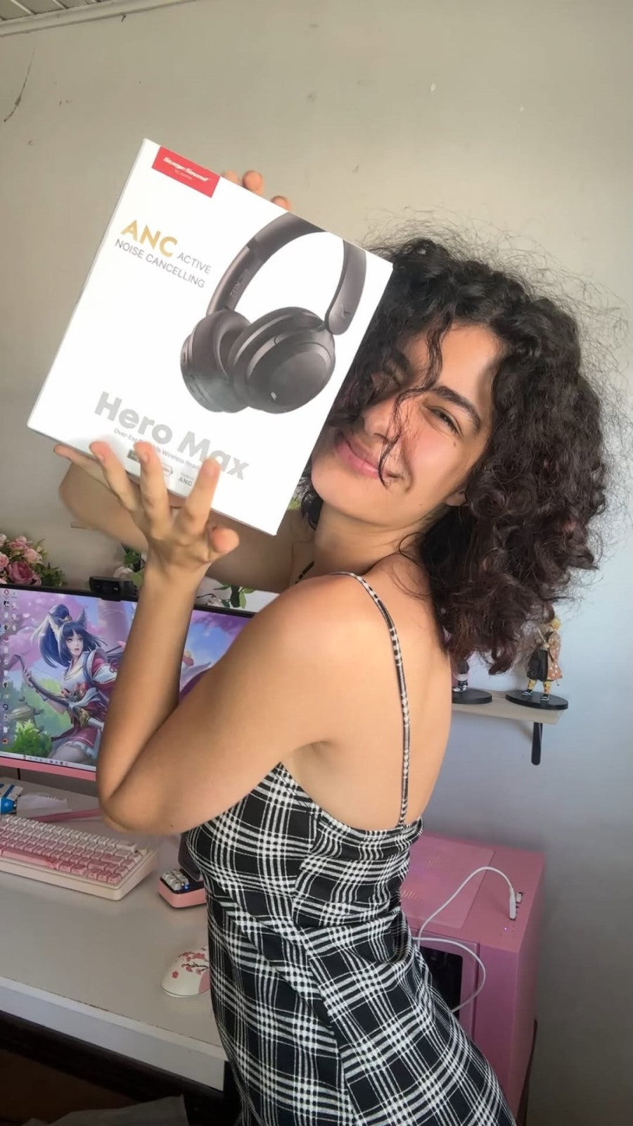 Influenciador brasileiro avaliando o fone de ouvido Bluetooth HeroMax.
