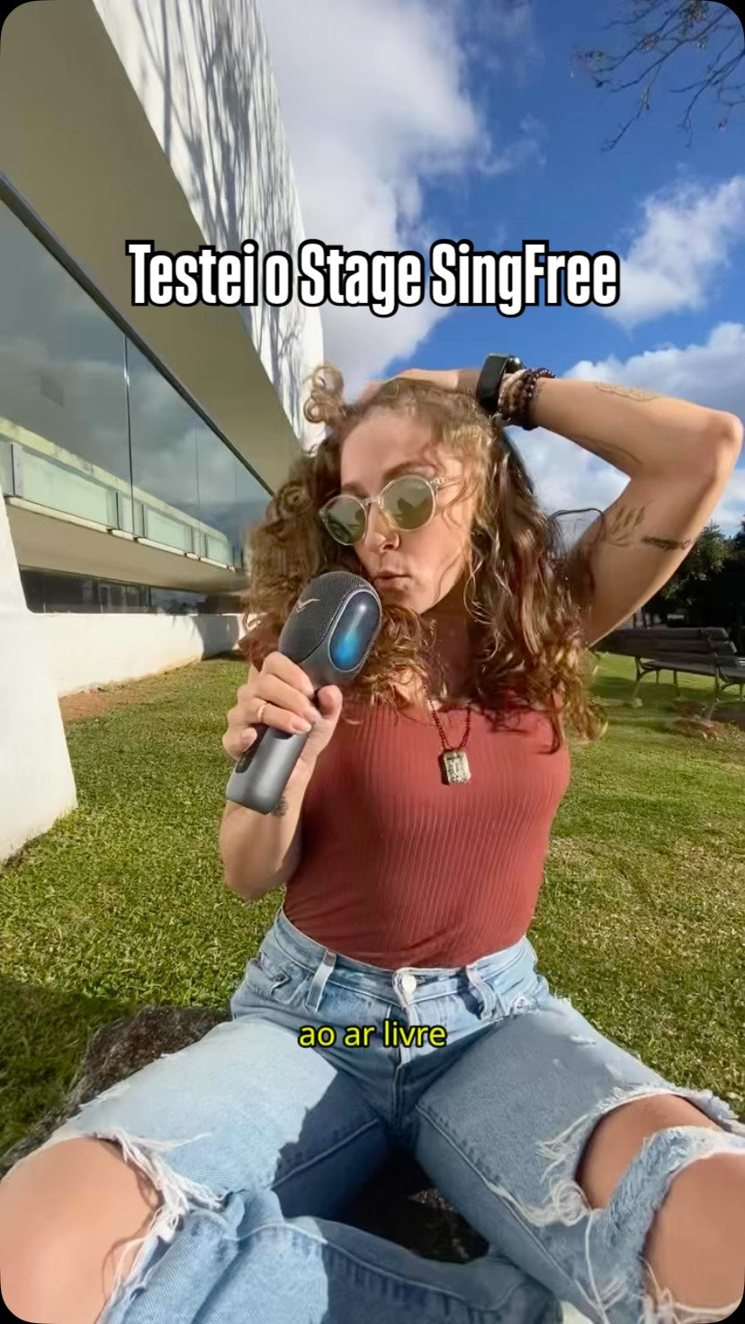 Influenciador brasileiro se divertindo e cantando com o microfone karaokê SingFree.