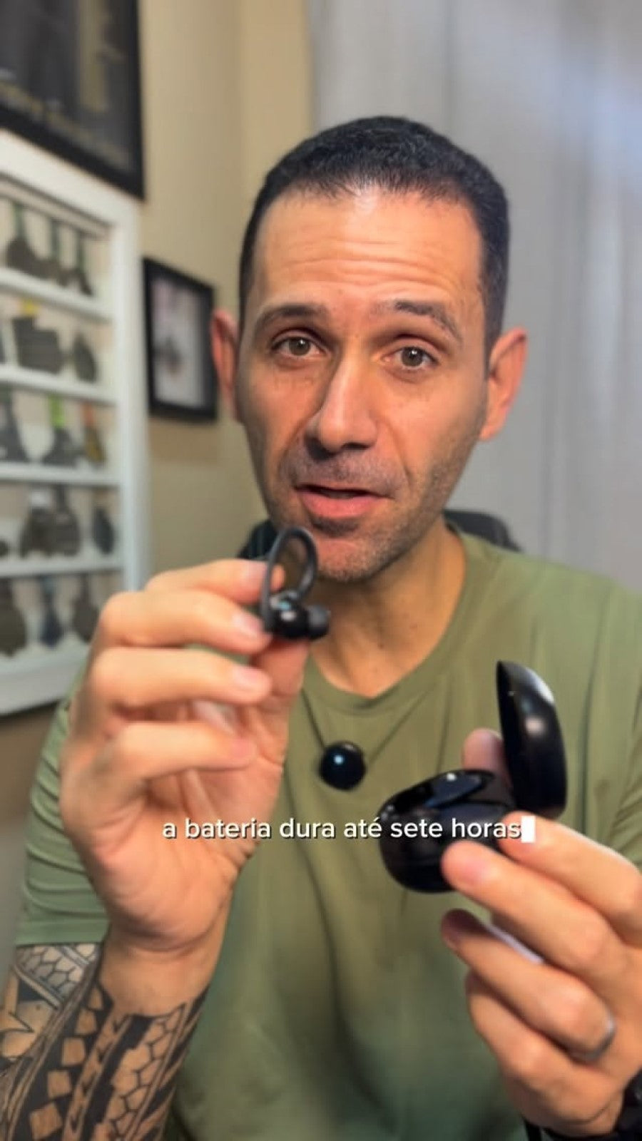 Influenciador brasileiro avaliando o fone de ouvido esportivo Bluetooth SportFree em vídeo.